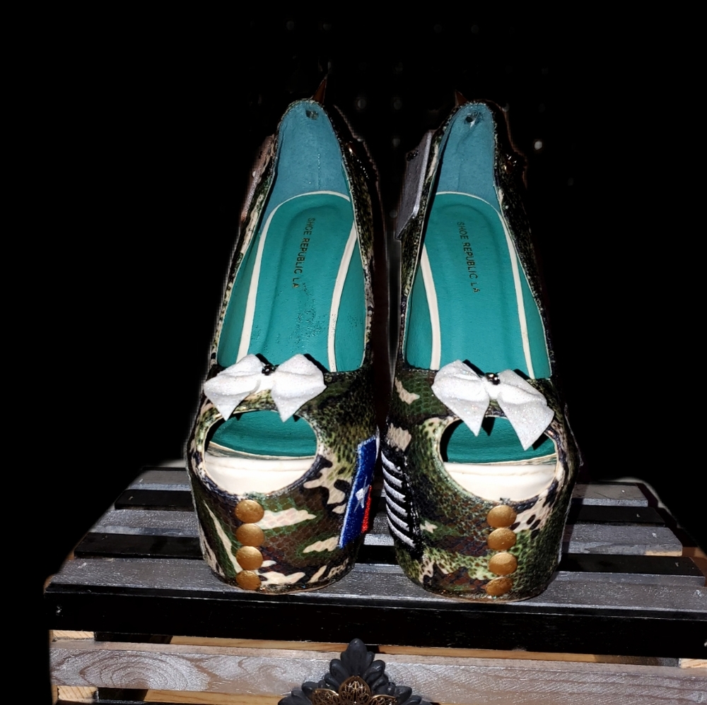 Custom designed "Military Pinup" heels - Picture 3 of 6